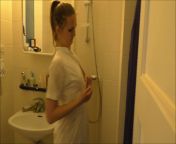 Медсестра шведка раздевается и намыливает своё тело